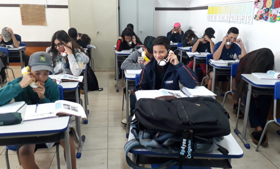 Há um mês os professores das disciplinas de Língua Portuguesa e Inglesa começaram a desenvolver atividades de leitura usando o sussurrofone, um protótipo feito com canos de PVC que permite que os alunos ouçam a própria voz enquanto leem.