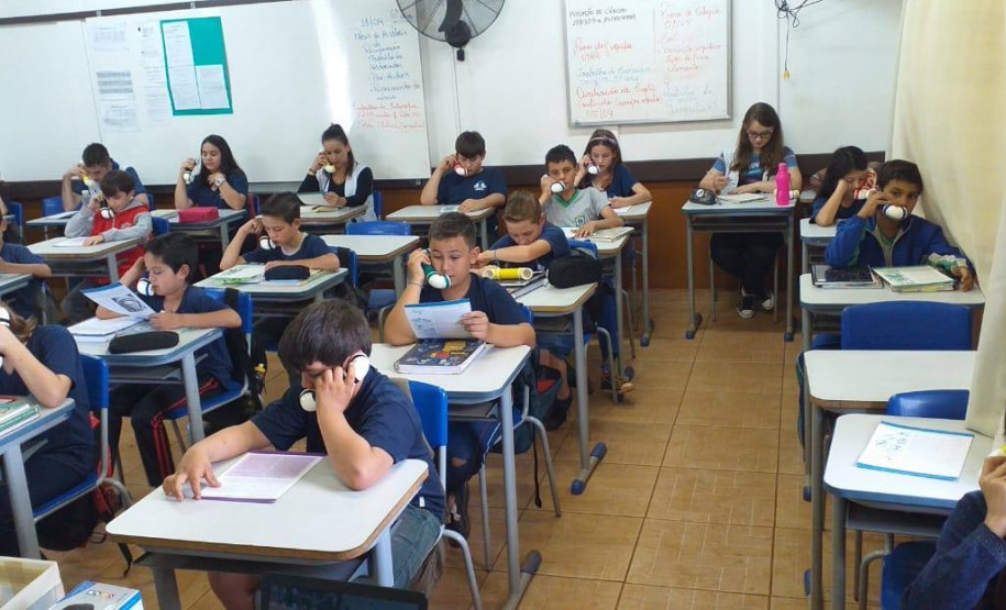 Há um mês os professores das disciplinas de Língua Portuguesa e Inglesa começaram a desenvolver atividades de leitura usando o sussurrofone, um protótipo feito com canos de PVC que permite que os alunos ouçam a própria voz enquanto leem.