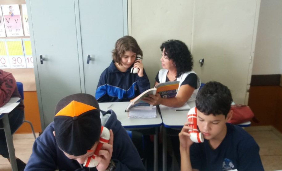 Há um mês os professores das disciplinas de Língua Portuguesa e Inglesa começaram a desenvolver atividades de leitura usando o sussurrofone, um protótipo feito com canos de PVC que permite que os alunos ouçam a própria voz enquanto leem.