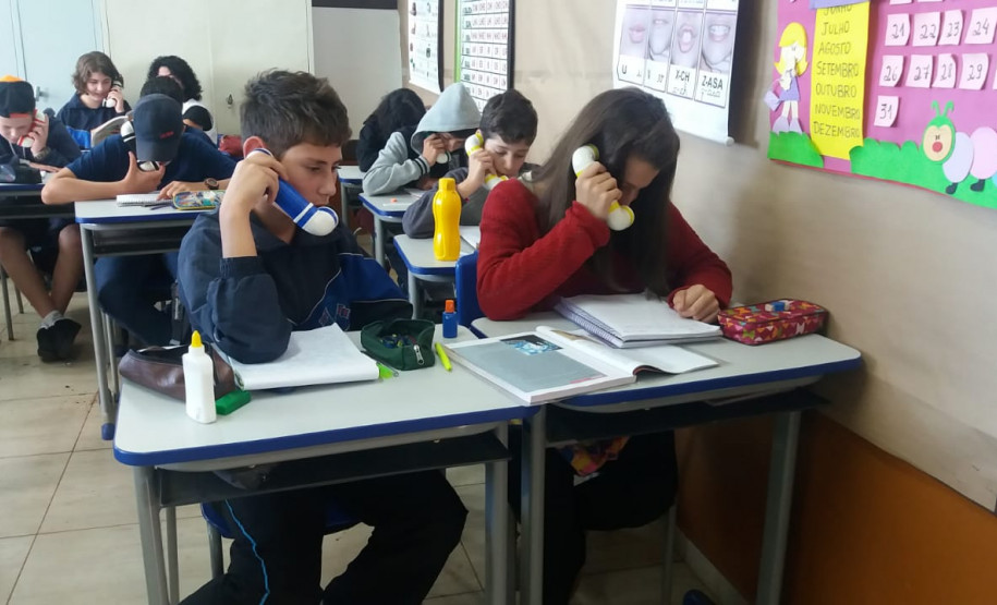 Há um mês os professores das disciplinas de Língua Portuguesa e Inglesa começaram a desenvolver atividades de leitura usando o sussurrofone, um protótipo feito com canos de PVC que permite que os alunos ouçam a própria voz enquanto leem.