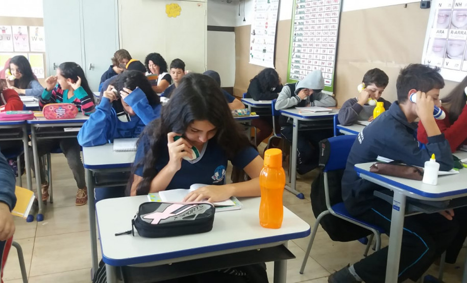 Há um mês os professores das disciplinas de Língua Portuguesa e Inglesa começaram a desenvolver atividades de leitura usando o sussurrofone, um protótipo feito com canos de PVC que permite que os alunos ouçam a própria voz enquanto leem.