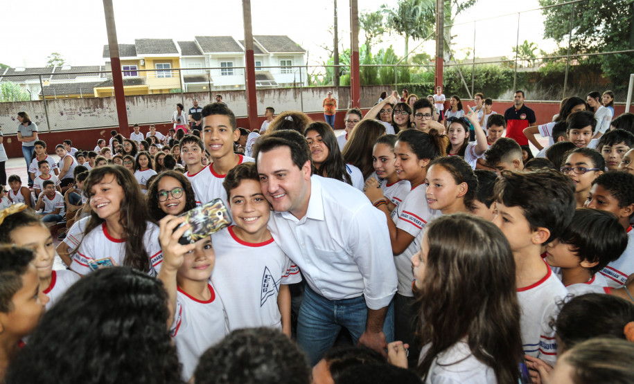 O governador Carlos Massa Ratinho Junior lança o programa Escola Segura. Foz do Iguaçu, 09/05/2019 - Foto: Geraldo Bubniak/ANPr