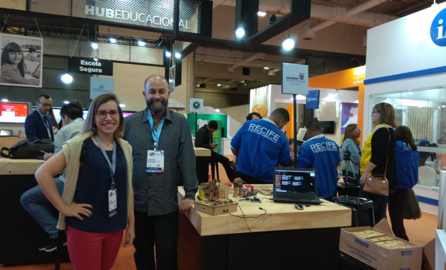 A feira de educação e tecnologia reúne trabalhos de empresas, startups do setor educacional e representantes da comunidade escolar.