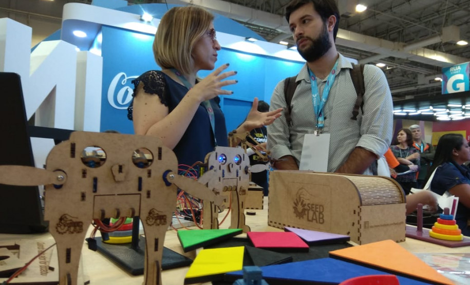 A feira de educação e tecnologia reúne trabalhos de empresas, startups do setor educacional e representantes da comunidade escolar.