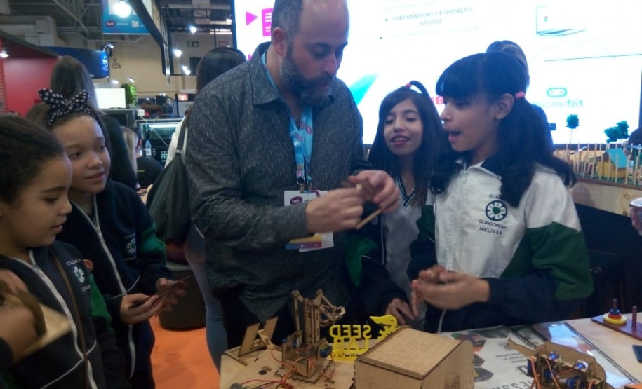 A feira de educação e tecnologia reúne trabalhos de empresas, startups do setor educacional e representantes da comunidade escolar.