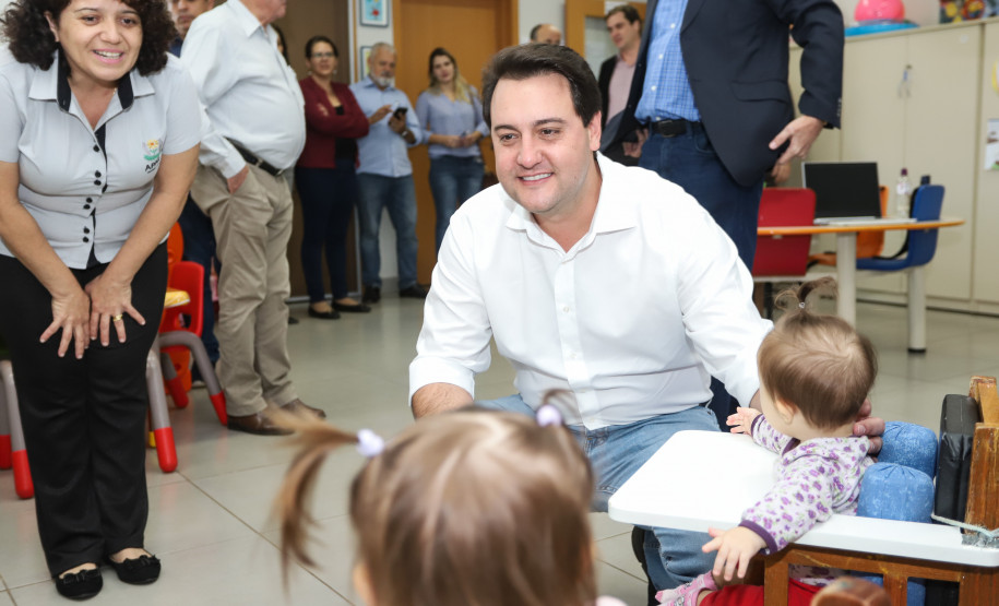 Governador Ratinho Junior esteve na Apae de Maringá, que atende mais de mil pessoas com deficiência e é mantenedora de duas escolas.