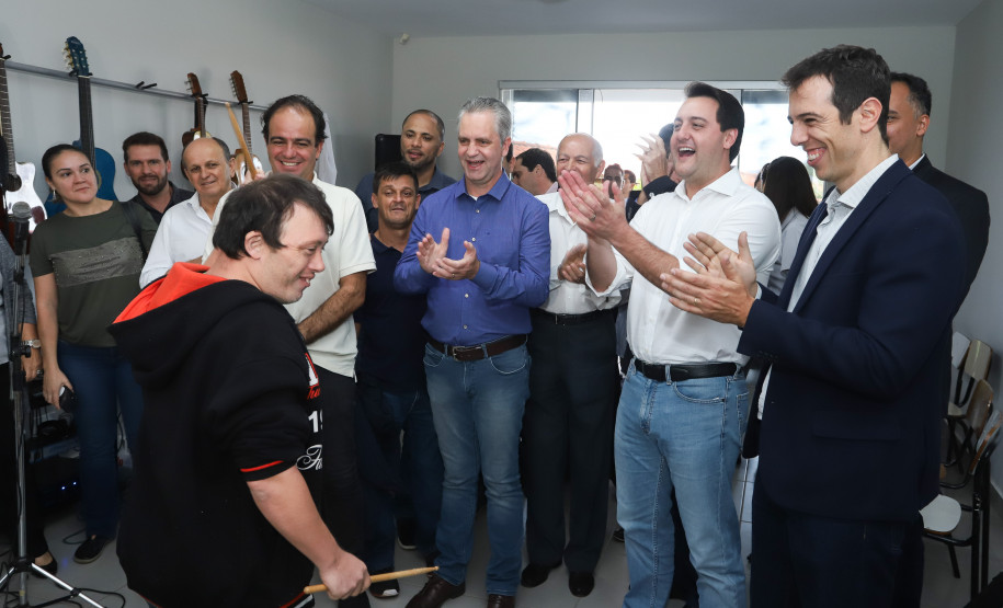 Governador Ratinho Junior esteve na Apae de Maringá, que atende mais de mil pessoas com deficiência e é mantenedora de duas escolas.