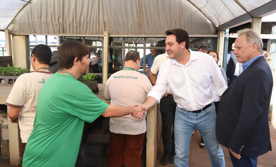 Governador Ratinho Junior esteve na Apae de Maringá, que atende mais de mil pessoas com deficiência e é mantenedora de duas escolas.