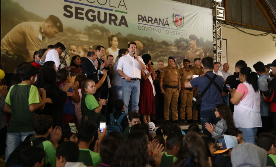 35 policiais militares da reserva passam a atuar para levar mais segurança no entorno das escolas. Iniciativa inovadora no Brasil, programa terá nesta fase inicial 51 colégios de Foz do Iguaçu, Londrina e Região Metropolitana de Curitiba.