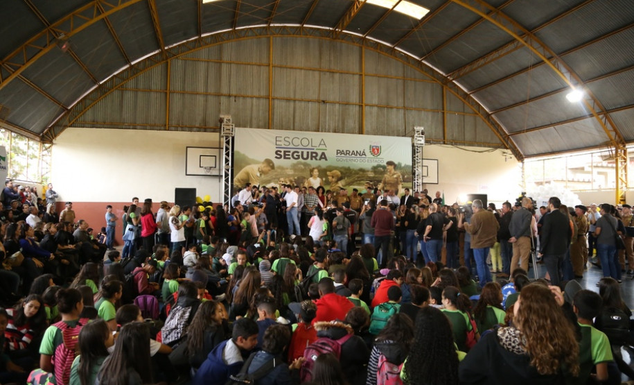 35 policiais militares da reserva passam a atuar para levar mais segurança no entorno das escolas. Iniciativa inovadora no Brasil, programa terá nesta fase inicial 51 colégios de Foz do Iguaçu, Londrina e Região Metropolitana de Curitiba.
