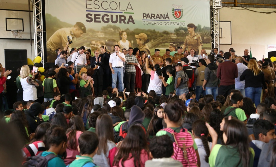 35 policiais militares da reserva passam a atuar para levar mais segurança no entorno das escolas. Iniciativa inovadora no Brasil, programa terá nesta fase inicial 51 colégios de Foz do Iguaçu, Londrina e Região Metropolitana de Curitiba.