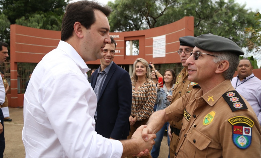 35 policiais militares da reserva passam a atuar para levar mais segurança no entorno das escolas. Iniciativa inovadora no Brasil, programa terá nesta fase inicial 51 colégios de Foz do Iguaçu, Londrina e Região Metropolitana de Curitiba.