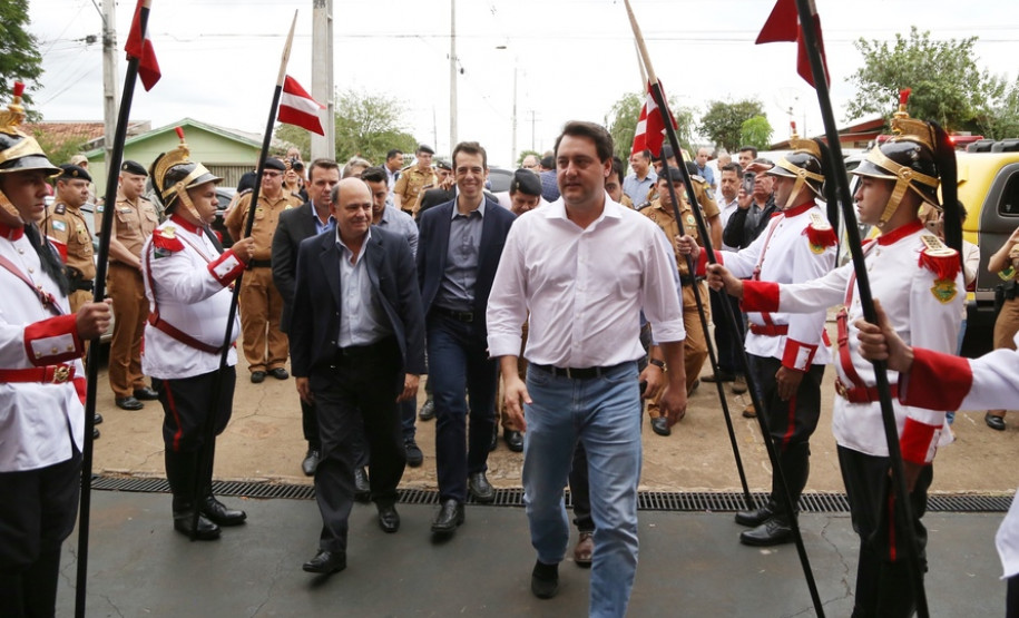 35 policiais militares da reserva passam a atuar para levar mais segurança no entorno das escolas. Iniciativa inovadora no Brasil, programa terá nesta fase inicial 51 colégios de Foz do Iguaçu, Londrina e Região Metropolitana de Curitiba.