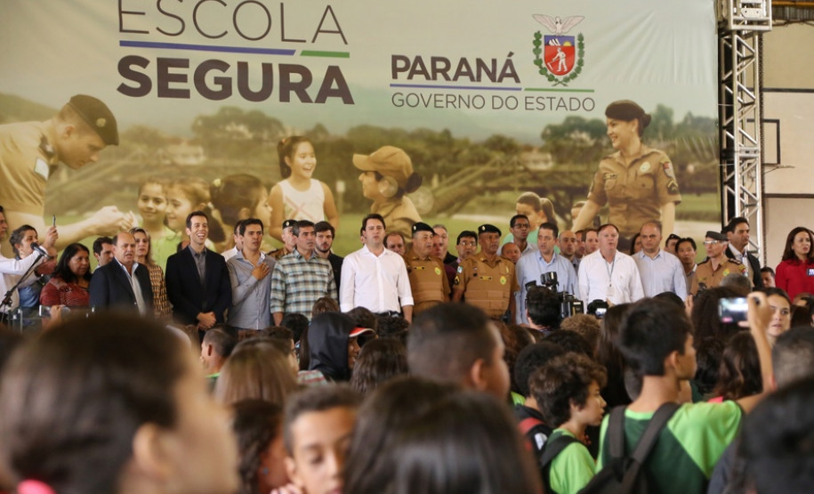 35 policiais militares da reserva passam a atuar para levar mais segurança no entorno das escolas. Iniciativa inovadora no Brasil, programa terá nesta fase inicial 51 colégios de Foz do Iguaçu, Londrina e Região Metropolitana de Curitiba.