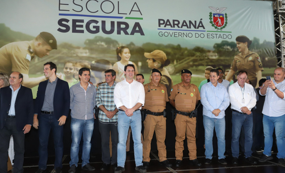 35 policiais militares da reserva passam a atuar para levar mais segurança no entorno das escolas. Iniciativa inovadora no Brasil, programa terá nesta fase inicial 51 colégios de Foz do Iguaçu, Londrina e Região Metropolitana de Curitiba.