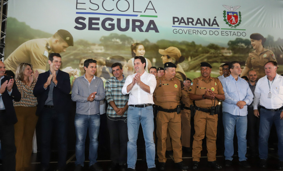 35 policiais militares da reserva passam a atuar para levar mais segurança no entorno das escolas. Iniciativa inovadora no Brasil, programa terá nesta fase inicial 51 colégios de Foz do Iguaçu, Londrina e Região Metropolitana de Curitiba.