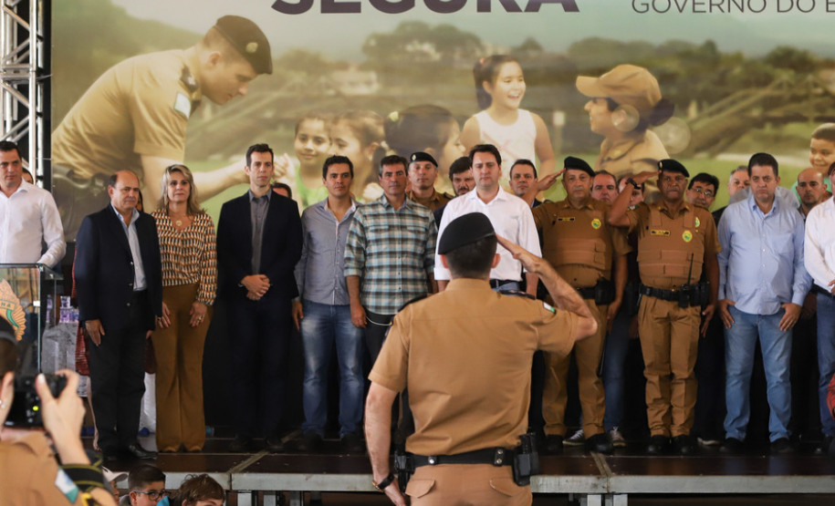 35 policiais militares da reserva passam a atuar para levar mais segurança no entorno das escolas. Iniciativa inovadora no Brasil, programa terá nesta fase inicial 51 colégios de Foz do Iguaçu, Londrina e Região Metropolitana de Curitiba.