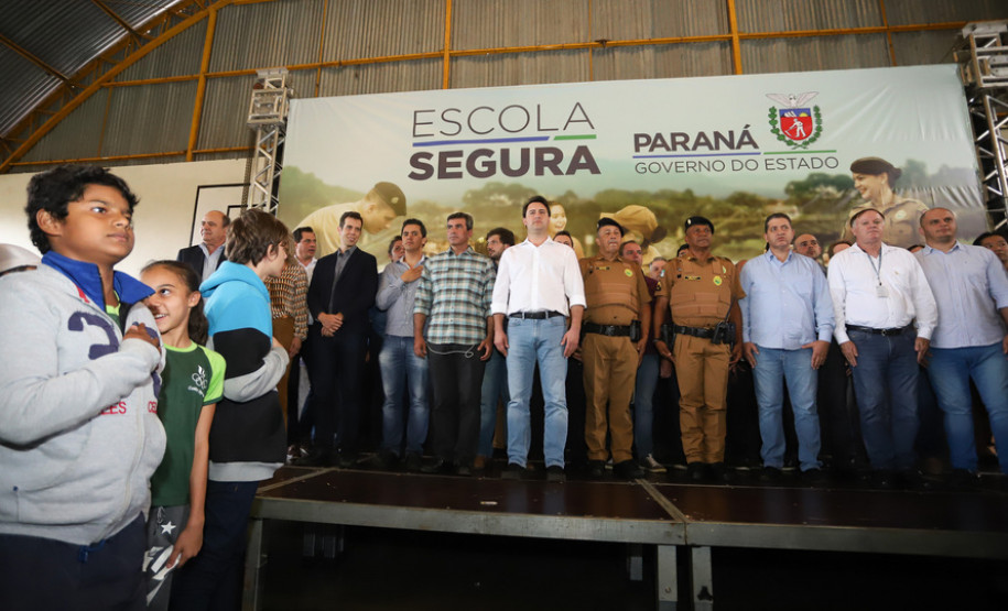 35 policiais militares da reserva passam a atuar para levar mais segurança no entorno das escolas. Iniciativa inovadora no Brasil, programa terá nesta fase inicial 51 colégios de Foz do Iguaçu, Londrina e Região Metropolitana de Curitiba.