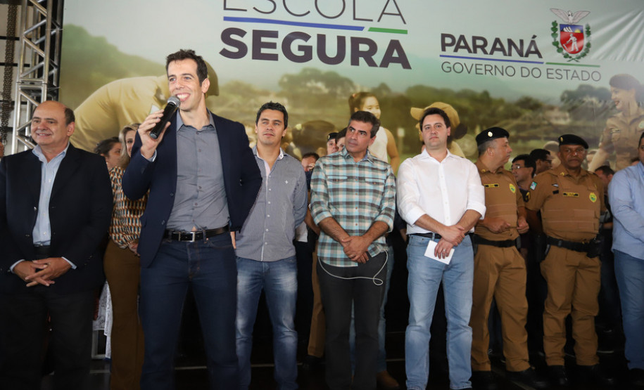 35 policiais militares da reserva passam a atuar para levar mais segurança no entorno das escolas. Iniciativa inovadora no Brasil, programa terá nesta fase inicial 51 colégios de Foz do Iguaçu, Londrina e Região Metropolitana de Curitiba.