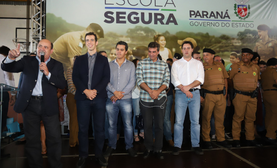35 policiais militares da reserva passam a atuar para levar mais segurança no entorno das escolas. Iniciativa inovadora no Brasil, programa terá nesta fase inicial 51 colégios de Foz do Iguaçu, Londrina e Região Metropolitana de Curitiba.