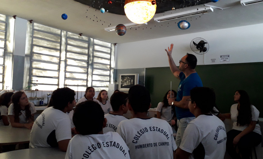 A curiosidade dos alunos do Ensino Fundamental do Colégio Estadual Humberto de Campos, em Querência do Norte (no Noroeste do Estado), despertou no professor de Ciências, Tiago Rafael Davies, uma ideia que mudou a maneira de ensinar os conteúdos da disciplina.