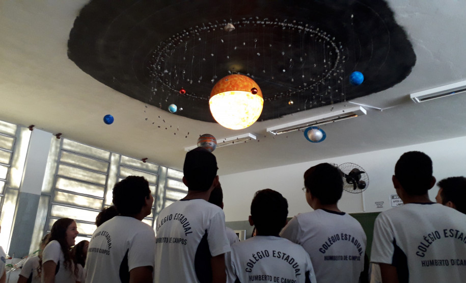 A curiosidade dos alunos do Ensino Fundamental do Colégio Estadual Humberto de Campos, em Querência do Norte (no Noroeste do Estado), despertou no professor de Ciências, Tiago Rafael Davies, uma ideia que mudou a maneira de ensinar os conteúdos da disciplina.