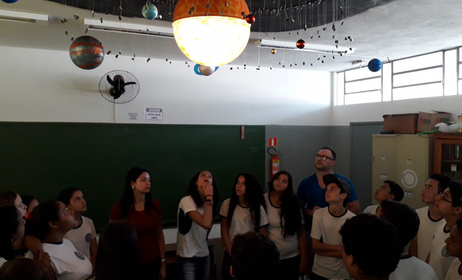 A curiosidade dos alunos do Ensino Fundamental do Colégio Estadual Humberto de Campos, em Querência do Norte (no Noroeste do Estado), despertou no professor de Ciências, Tiago Rafael Davies, uma ideia que mudou a maneira de ensinar os conteúdos da disciplina.