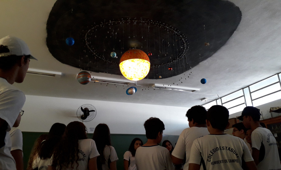 A curiosidade dos alunos do Ensino Fundamental do Colégio Estadual Humberto de Campos, em Querência do Norte (no Noroeste do Estado), despertou no professor de Ciências, Tiago Rafael Davies, uma ideia que mudou a maneira de ensinar os conteúdos da disciplina.