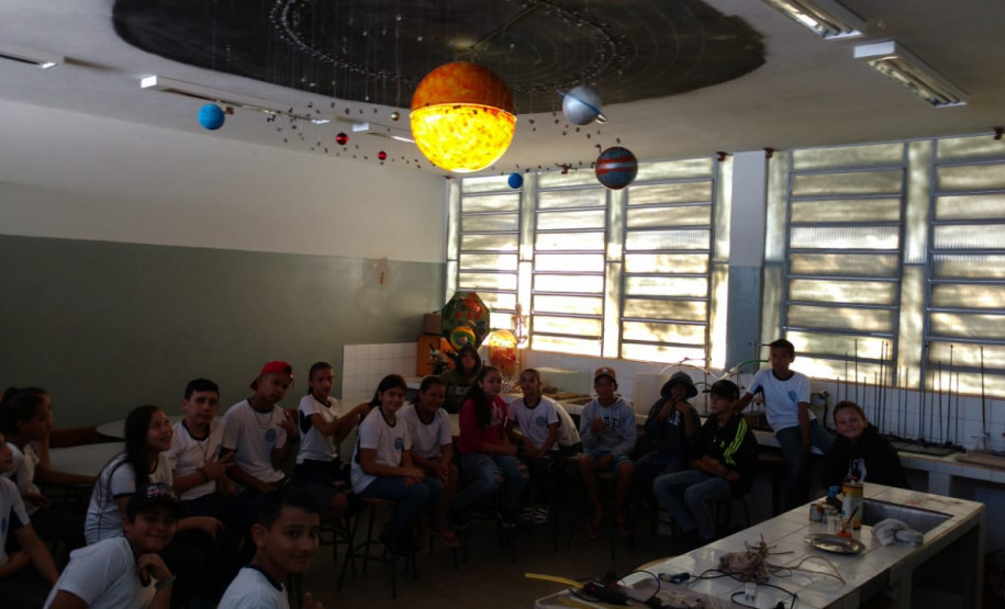 A curiosidade dos alunos do Ensino Fundamental do Colégio Estadual Humberto de Campos, em Querência do Norte (no Noroeste do Estado), despertou no professor de Ciências, Tiago Rafael Davies, uma ideia que mudou a maneira de ensinar os conteúdos da disciplina.