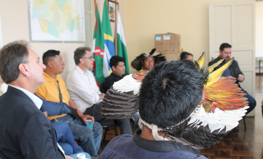 O secretário de Estado da Educação e do Esporte, Renato Feder, recebeu nessa quarta-feira (22), diretores, professores, alunos e lideranças indígenas para debater assuntos relacionados educação escolar indígena do Estado.