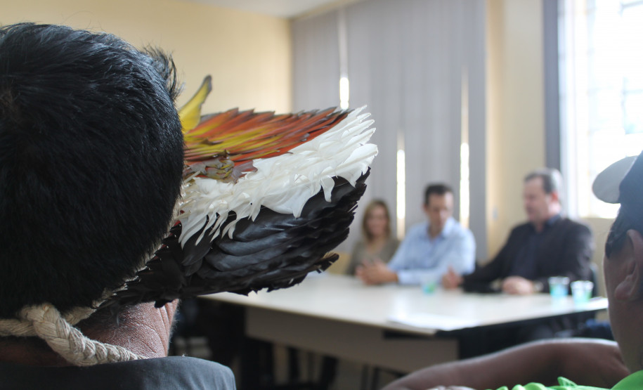 O secretário de Estado da Educação e do Esporte, Renato Feder, recebeu nessa quarta-feira (22), diretores, professores, alunos e lideranças indígenas para debater assuntos relacionados educação escolar indígena do Estado.