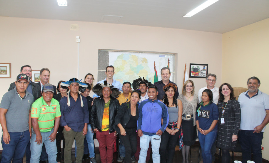 O secretário de Estado da Educação e do Esporte, Renato Feder, recebeu nessa quarta-feira (22), diretores, professores, alunos e lideranças indígenas para debater assuntos relacionados educação escolar indígena do Estado.