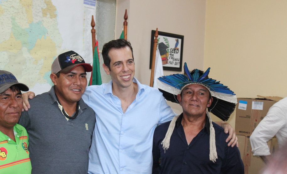 O secretário de Estado da Educação e do Esporte, Renato Feder, recebeu nessa quarta-feira (22), diretores, professores, alunos e lideranças indígenas para debater assuntos relacionados educação escolar indígena do Estado.