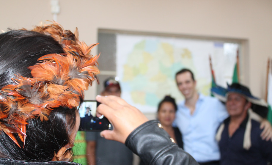 O secretário de Estado da Educação e do Esporte, Renato Feder, recebeu nessa quarta-feira (22), diretores, professores, alunos e lideranças indígenas para debater assuntos relacionados educação escolar indígena do Estado.