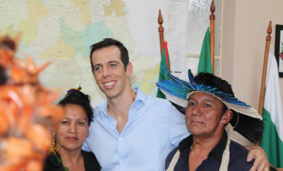 O secretário de Estado da Educação e do Esporte, Renato Feder, recebeu nessa quarta-feira (22), diretores, professores, alunos e lideranças indígenas para debater assuntos relacionados educação escolar indígena do Estado.