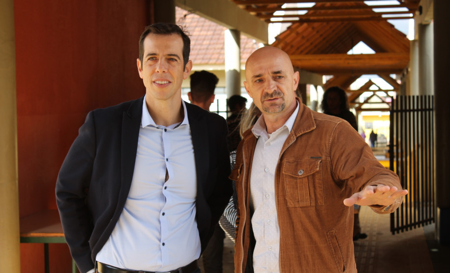 Durante as visitas, ele conversou com alunos, professores, funcionários e diretores sobre as principais ações da secretaria, ouviu sugestões e as demandas para a educação na região.