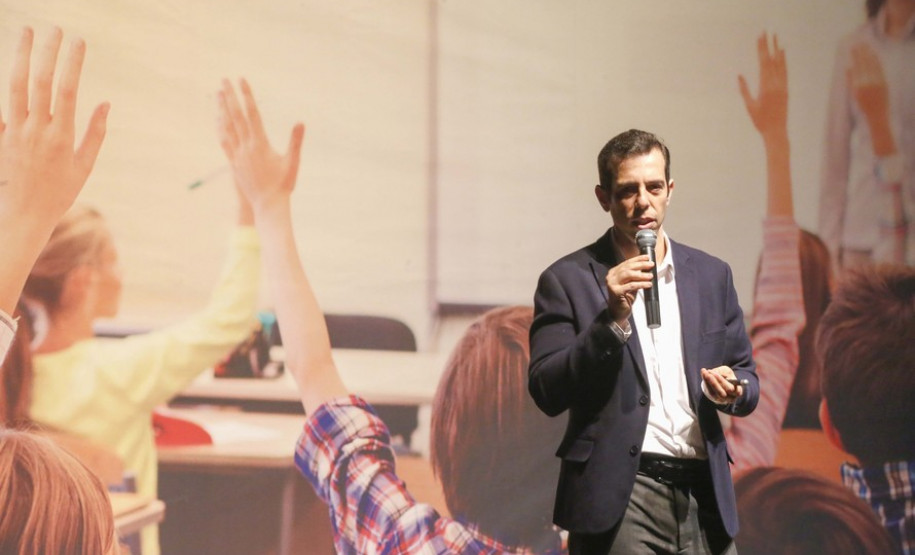 O governador Carlos Massa Ratinho Junior e o secretário da Educação e Esporte, Renato Feder (foto), apresentaram nesta segunda-feira (27/05) o programa Escola Presente, criado para evitar o abandono escolar.Curitiba, 27-05-19.Foto: Arnaldo Alves / ANPr.