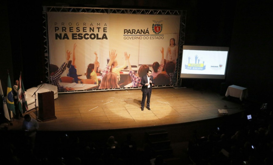 O governador Carlos Massa Ratinho Junior e o secretário da Educação e Esporte, Renato Feder, apresentaram nesta segunda-feira (27/05) o programa Escola Presente, criado para evitar o abandono escolar.Curitiba, 27-05-19.Foto: Arnaldo Alves / ANPr.