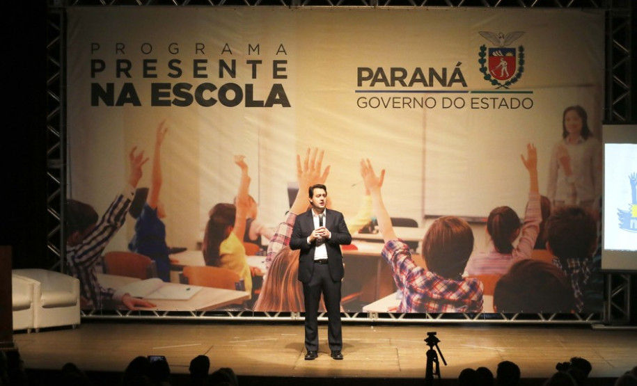 O governador Carlos Massa Ratinho Junior e o secretário da Educação e Esporte, Renato Feder, apresentaram nesta segunda-feira (27/05) o programa Escola Presente, criado para evitar o abandono escolar.Curitiba, 27-05-19.Foto: Arnaldo Alves / ANPr.