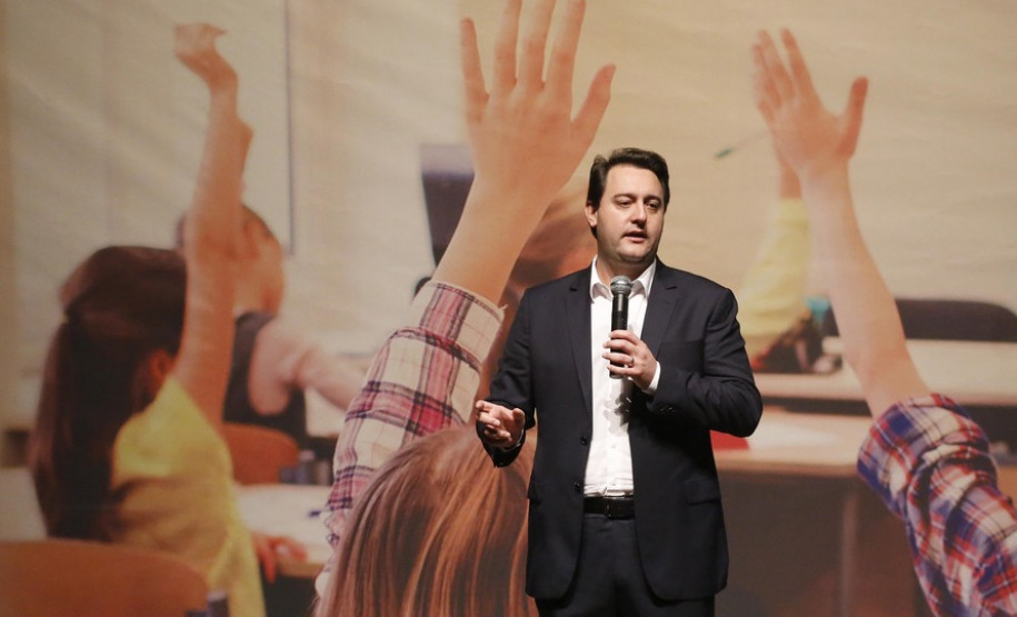 O governador Carlos Massa Ratinho Junior e o secretário da Educação e Esporte, Renato Feder, apresentaram nesta segunda-feira (27/05) o programa Escola Presente, criado para evitar o abandono escolar.Curitiba, 27-05-19.Foto: Arnaldo Alves / ANPr.