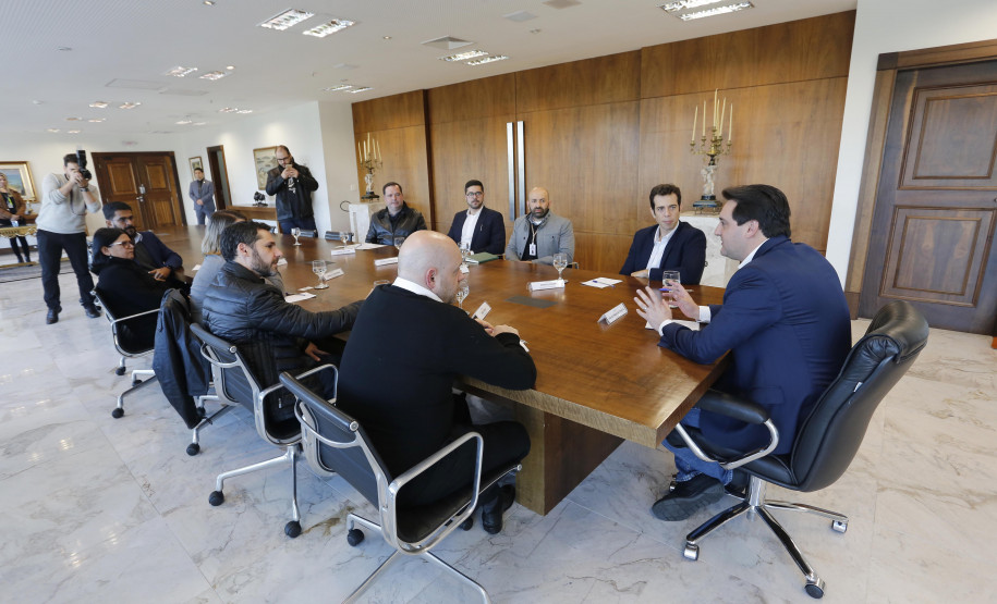 O governador Carlos Massa Ratinho Junior recebeu em seu gabinete, o secretário de Educação, Renato Feder e integrantes do Instituto Lemann.Curitiba, 05-06-19.Foto: Arnaldo Alves / ANPr.