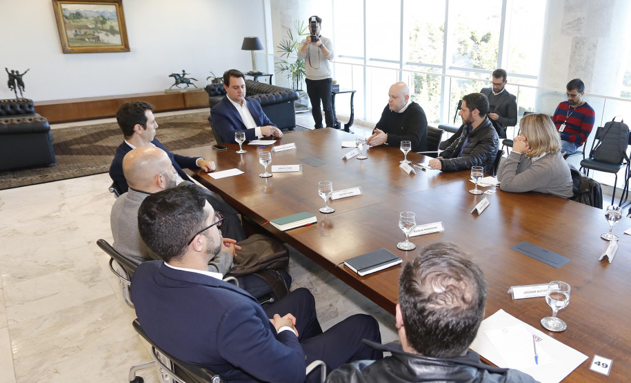 O governador Carlos Massa Ratinho Junior recebeu em seu gabinete, o secretário de Educação, Renato Feder e integrantes do Instituto Lemann.Curitiba, 05-06-19.Foto: Arnaldo Alves / ANPr.