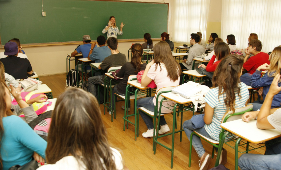 Secretaria de Estado da Educação do Paraná, Volta às aulas no Colegio Estadual Rio Branco no bairro Batel. 12-03-15. Foto: Hedeson Alves