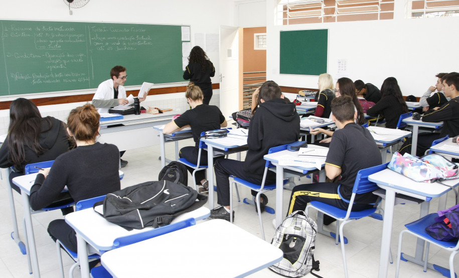 Secretaria de Estado da Educação do Paraná, Colegio Estadua Yvone Pimentel com alunos em sala de aulas na volta as aulas depois da greve dos professores. 10-06-15. Foto: Hedeson Alves