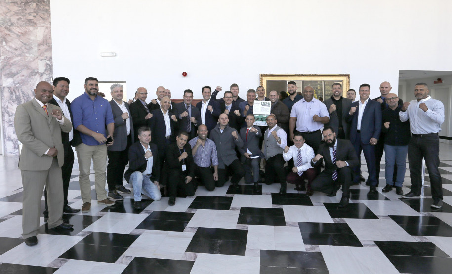 O governador Carlos Massa Ratinho Junior reuniu-se com representantes das Artes Marciais. Participaram: superintendente do Esporte, Hélio Wirbiski; deputado Alexandre Amaro; entre outros.Curitiba, 17-06-19.Foto: Arnaldo Alves / ANPr.
