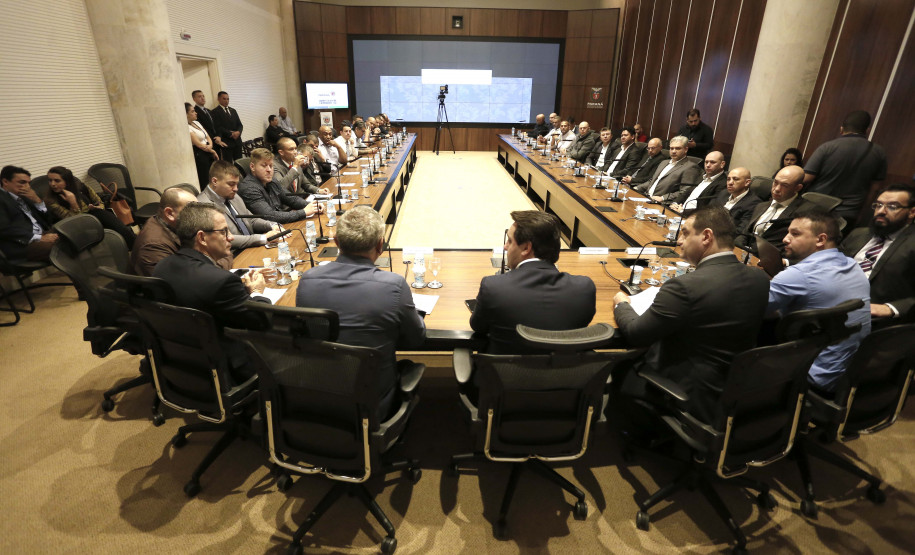 O governador Carlos Massa Ratinho Junior reuniu-se com representantes das Artes Marciais. Participaram: superintendente do Esporte, Hélio Wirbiski; deputado Alexandre Amaro; entre outros.Curitiba, 17-06-19.Foto: Arnaldo Alves / ANPr.