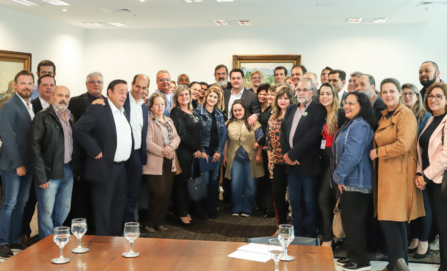 O governador Carlos Massa Ratinho Junior recebe no Palácio Iguaçu representantes das APAES para assinatura de Termo Aditivo. Curitiba, 02/07/2019  -  Foto: Rodrigo Félix Leal/ANPr