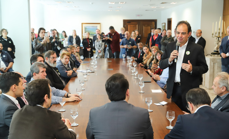 O governador Carlos Massa Ratinho Junior recebe no Palácio Iguaçu representantes das APAES para assinatura de Termo Aditivo. Curitiba, 02/07/2019  -  Foto: Rodrigo Félix Leal/ANPr