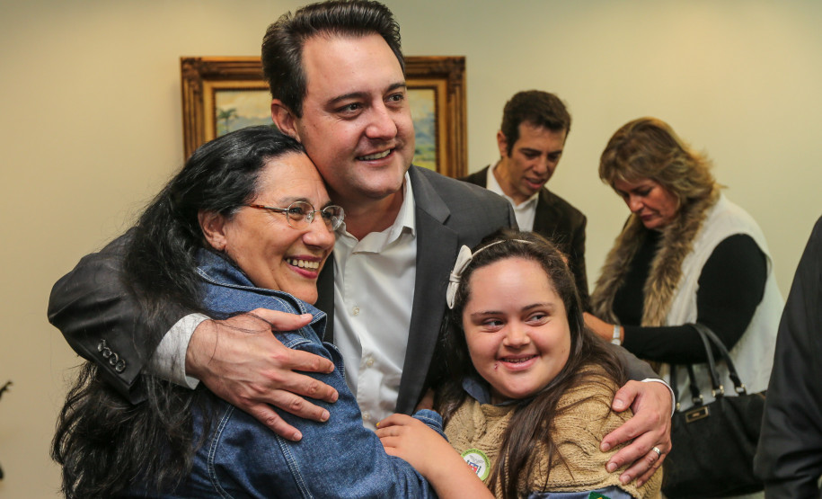 O governador Carlos Massa Ratinho Junior recebe nesta terça-feira (02), no Palácio Iguaçu representantes das APAES para assinatura de Termo Aditivo. Curitiba, 02/07/2019 -Foto: Geraldo Bubniak/ANPr