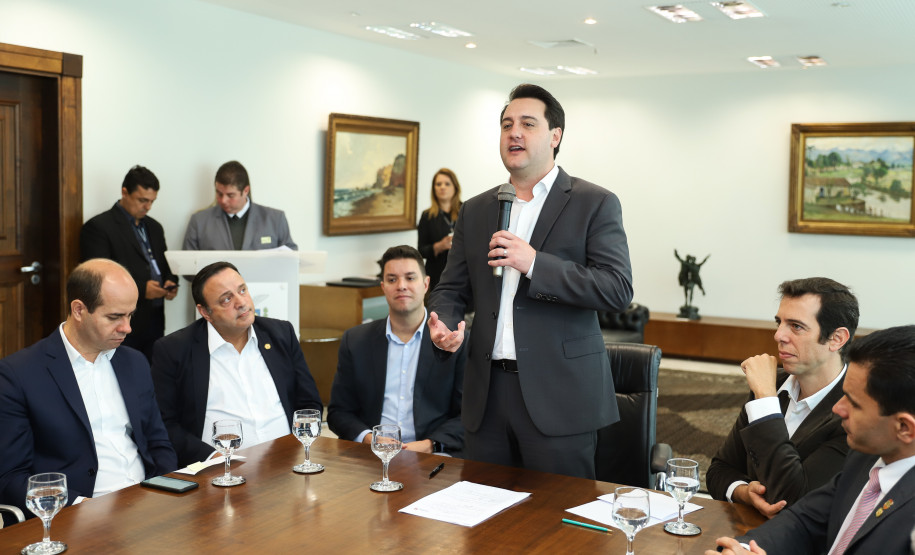 O governador Carlos Massa Ratinho Junior recebe no Palácio Iguaçu representantes das APAES para assinatura de Termo Aditivo. Curitiba, 02/07/2019  -  Foto: Rodrigo Félix Leal/ANPr